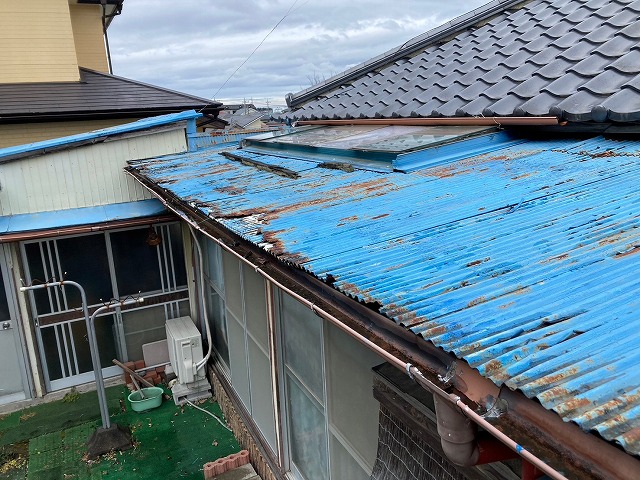 錆びたトタン屋根の住宅